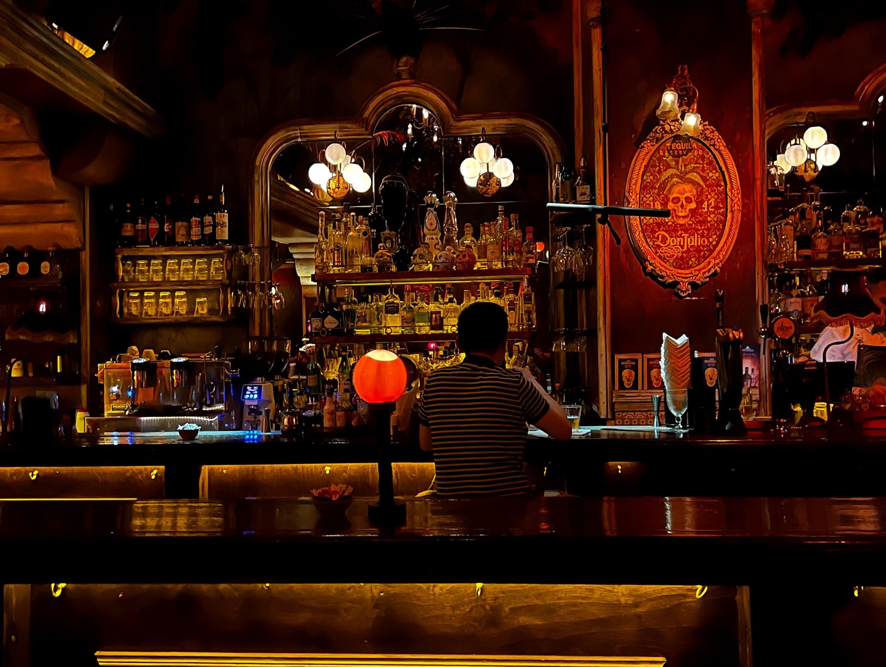 Kinh nghiem di bar mot minh van vui hinh anh