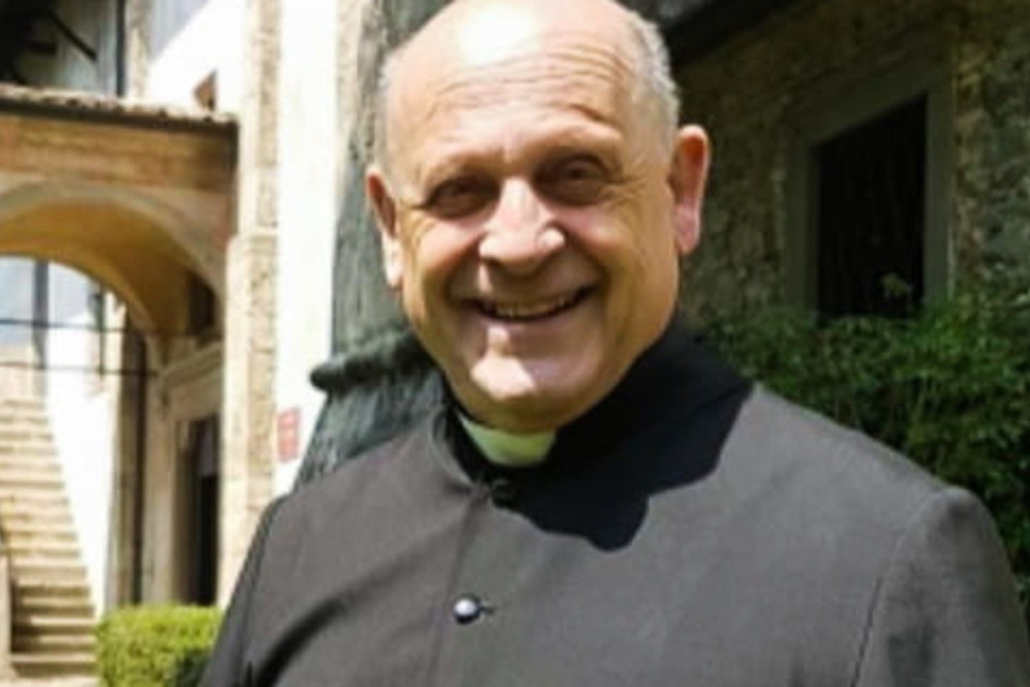 Linh muc qua doi vi virus sau khi nhuong may tho hinh anh