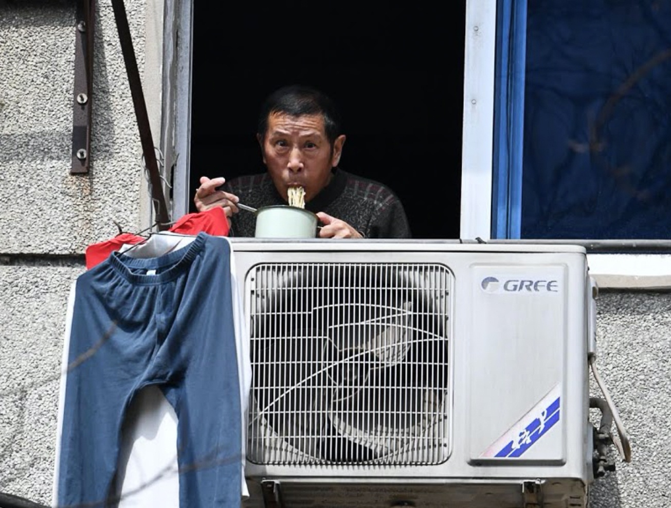 Nguoi Vu Han dem nguoc den ngay roi cuoc song tu ban cong, san thuong hinh anh