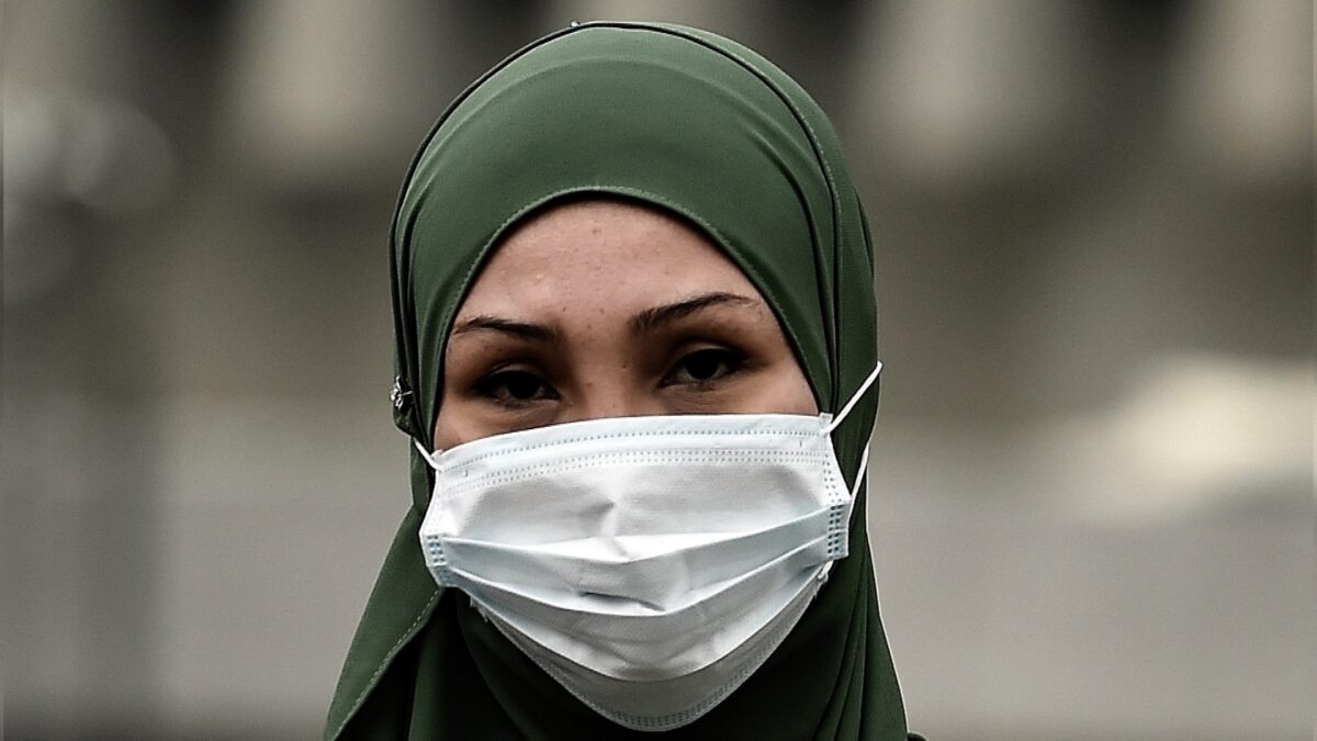 Malaysia bi chi trich vi doi phu nu ‘trang diem va bot can nhan’ hinh anh