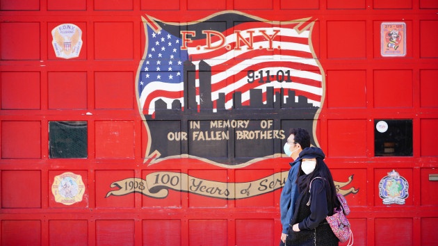 New York dung xe tai dong lanh cho thi the benh nhan chet vi virus hinh anh