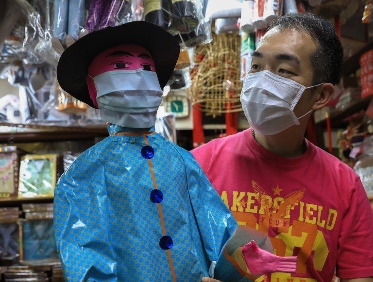 Nguoi Hong Kong mua khau trang giay cung nguoi chet vao Tet Thanh Minh hinh anh