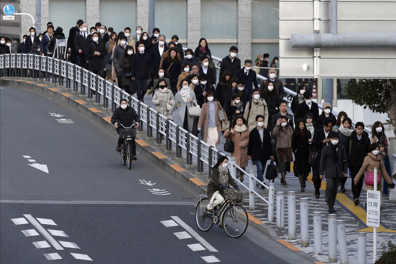 Ca the gioi vang ve vi 'gian cach', tai sao ga tau Nhat Ban van dong? hinh anh