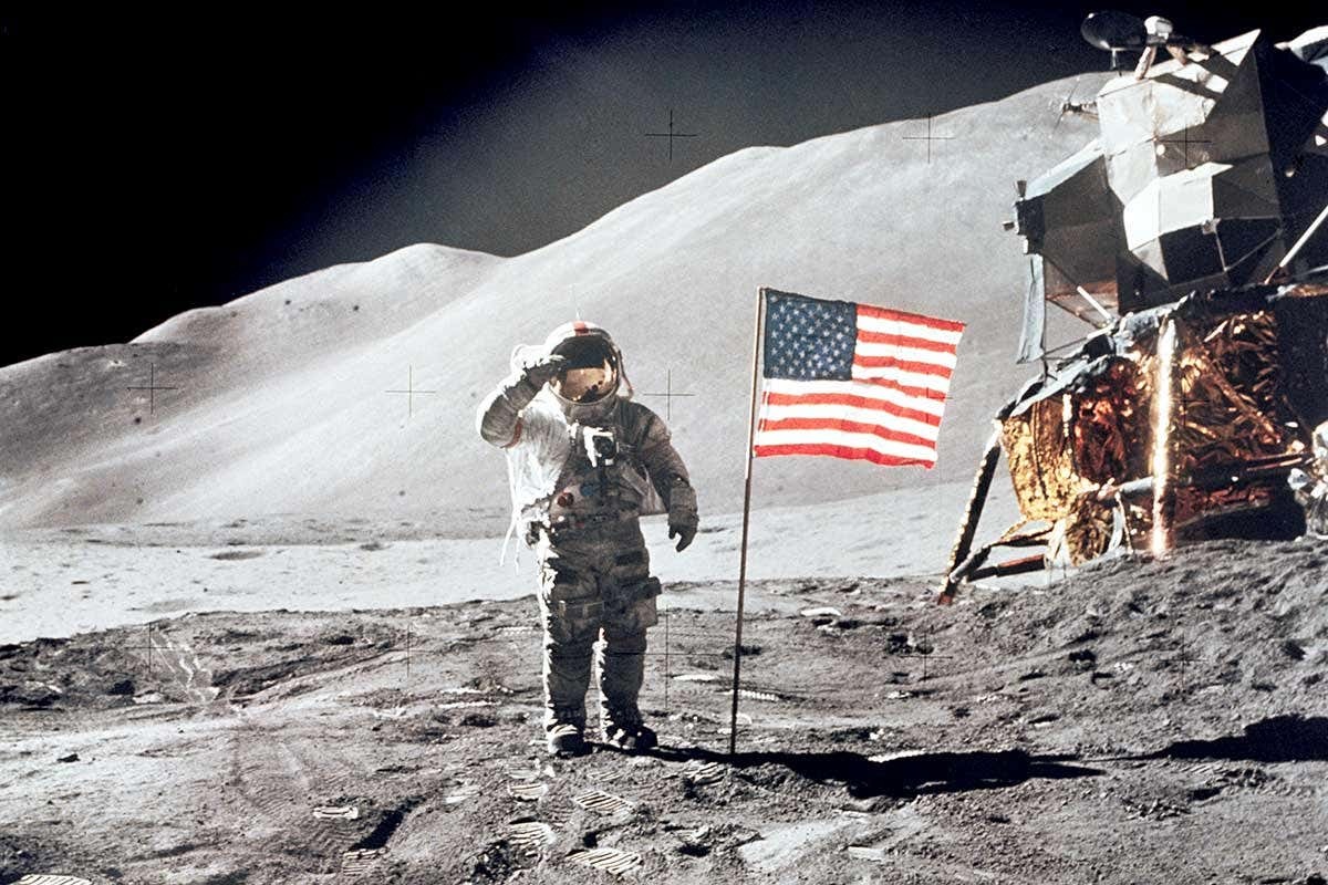 TT Trump ‘bat den xanh’ cho My khai thac tai nguyen ngoai vu tru hinh anh