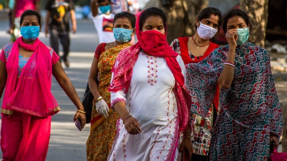 Mot phu nu bi hiep dam tap the khi dang cach ly hinh anh