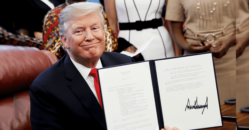 TT Trump dinh kem ‘tam thu’, ky ten len sec ho tro gui 90 trieu dan My hinh anh