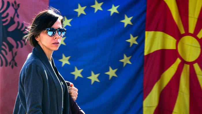 Lo anh huong tu Nga va TQ, EU ra suc 'chia canh oliu' voi Tay Balkan hinh anh