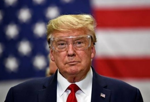 TT Trump di tham nha may khau trang, quyet mo cua lai nen kinh te hinh anh