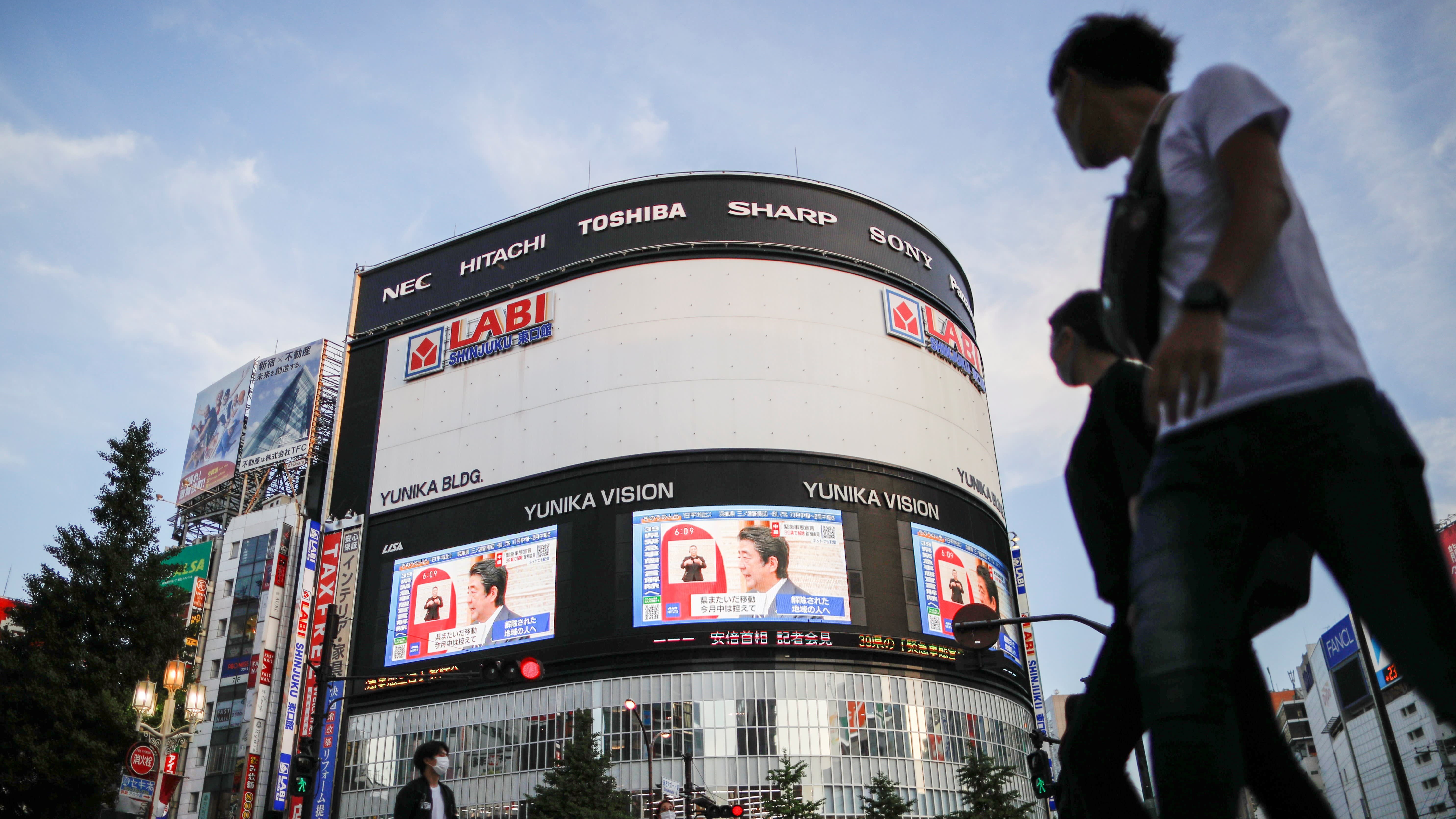 Chau A va the gioi tim loi di rieng thoat dai dich Covid-19 hinh anh