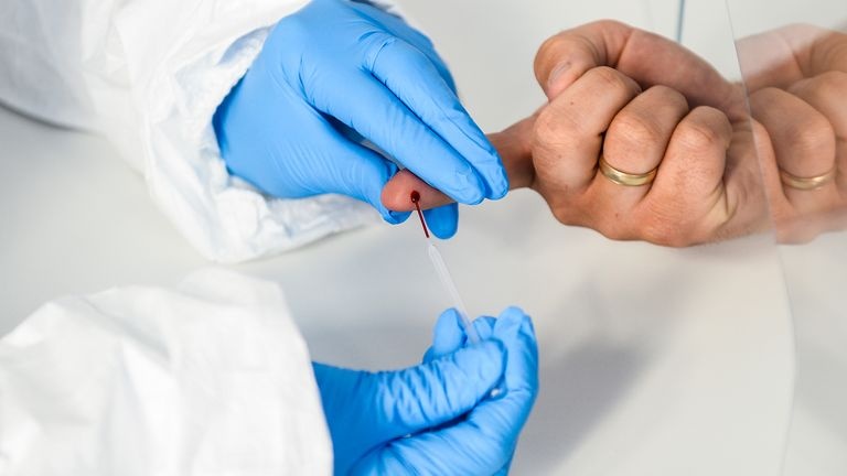 'Con at chu bai' cua EU de chong lan song thu hai cua Covid-19 hinh anh