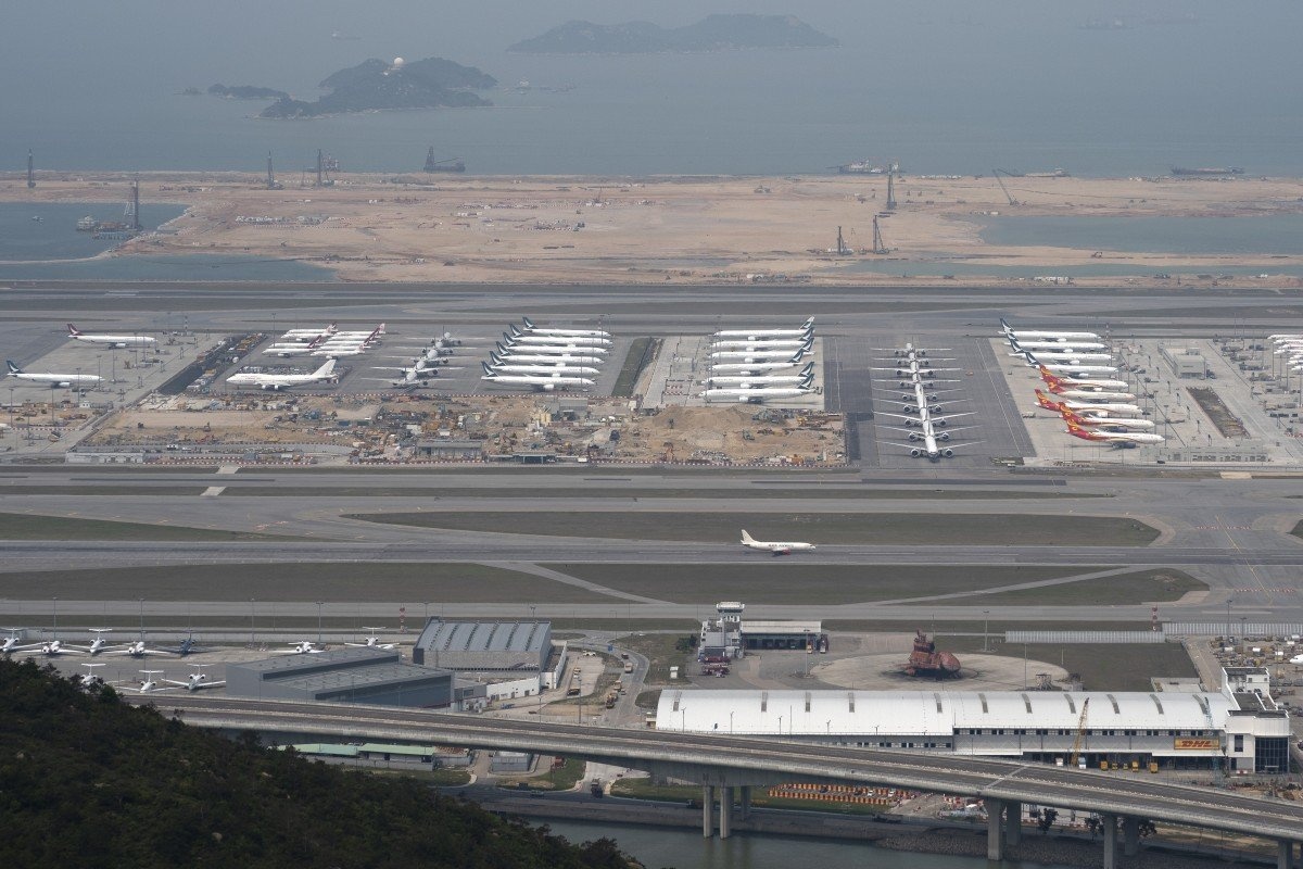 Hai may bay gap su co kho ngo tai san bay Hong Kong hinh anh