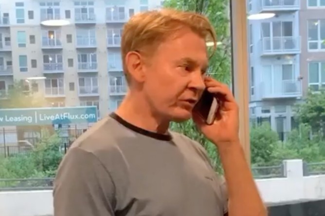 Doanh nhan My doa goi canh sat ve nhom nguoi da den o phong gym hinh anh