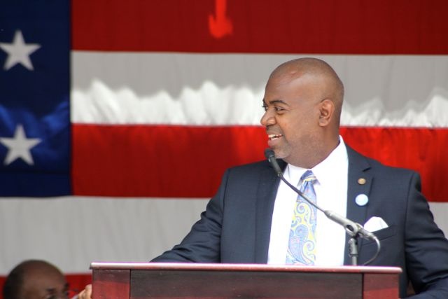 Newark bieu tinh on hoa anh 3