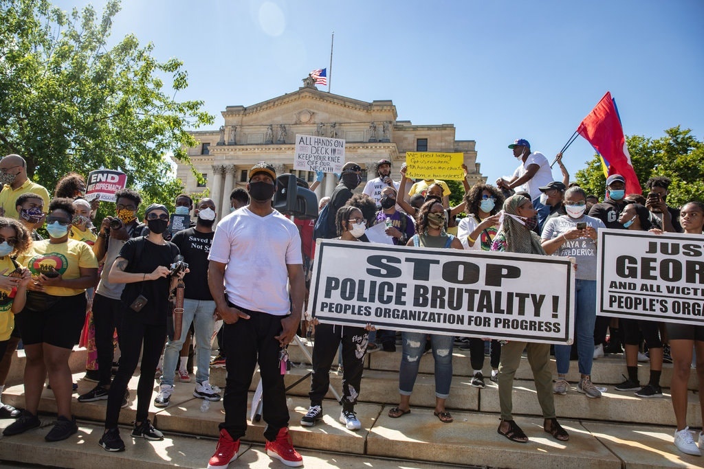 Newark bieu tinh on hoa anh 4