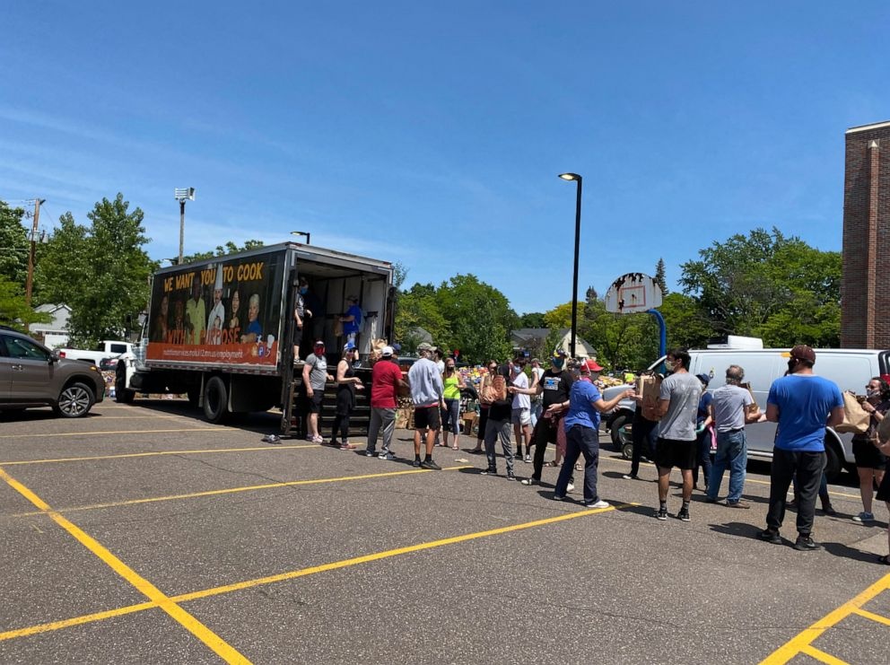 truong hoc quyen gop duoc 29.000 tui thuc pham anh 2