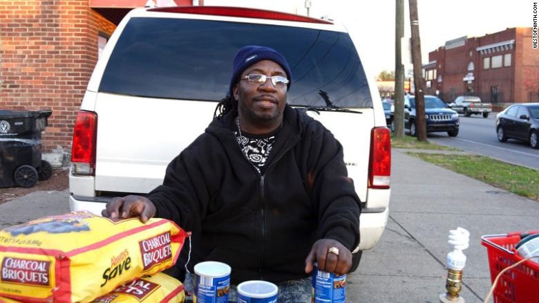 Nan nhan da den bi ban chet tung dai thuc an mien phi cho canh sat My hinh anh