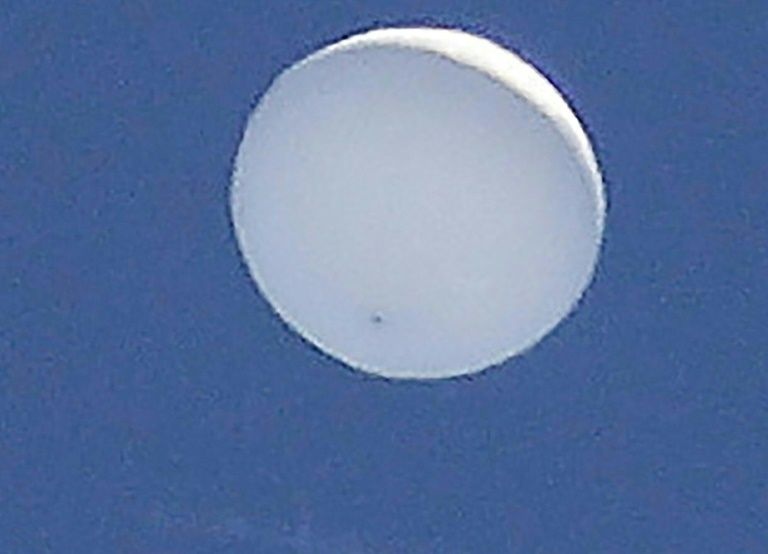 UFO bi an xuat hien o Nhat, canh sat dieu truc thang theo doi hinh anh