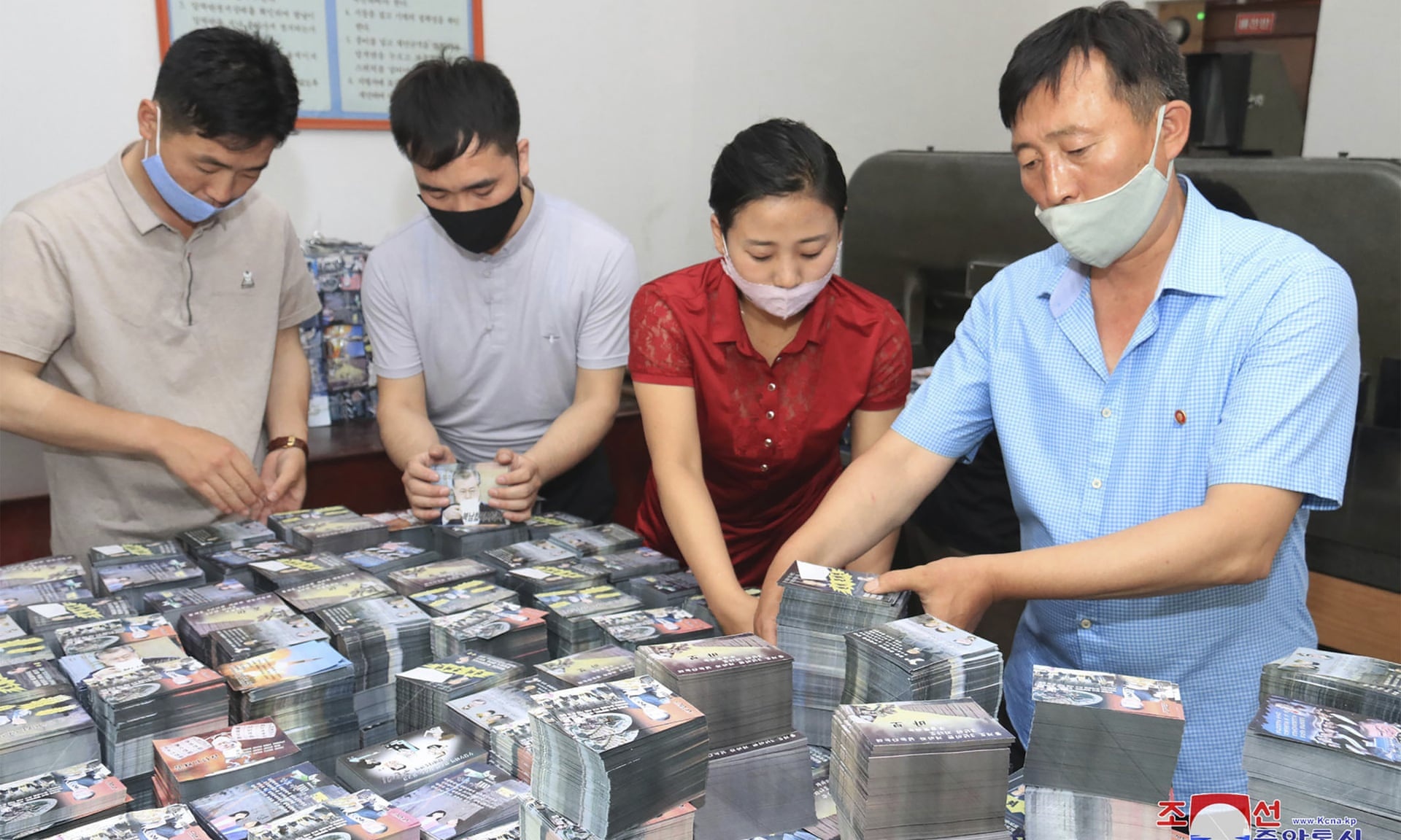 Trieu Tien tuyen bo tha 3.000 bong, rai 12 trieu truyen don sang Han hinh anh