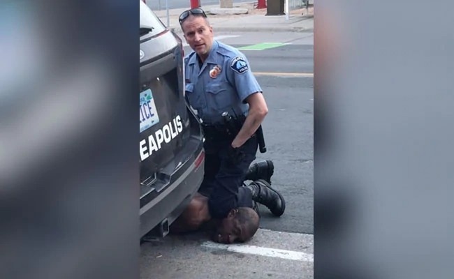 Loi tran troi cua George Floyd khi bi canh sat ghi dau goi len co hinh anh