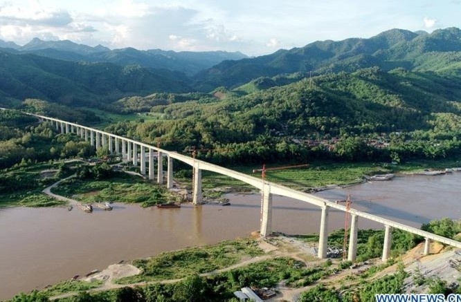 Duong sat noi Trung Quoc - Lao hoan tat lap dam hai cau lon hinh anh