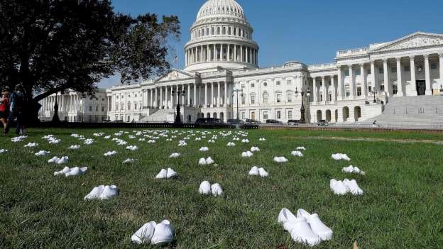 164 doi giay tuong niem cac y ta chong dich ben ngoai Quoc hoi My hinh anh