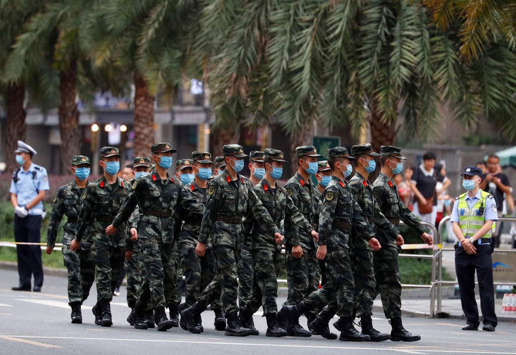 Quan doi TQ tran ap dam dong hieu ky anh 1