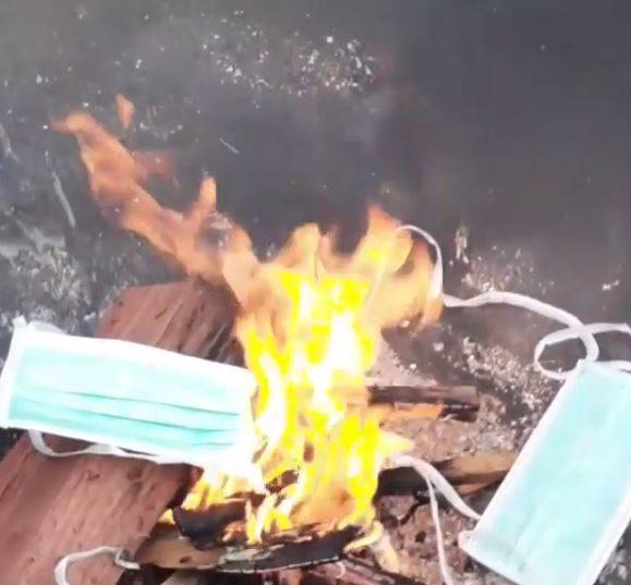 Dot khau trang chong quy dinh ngua dich, co gai Australia gay phan no hinh anh