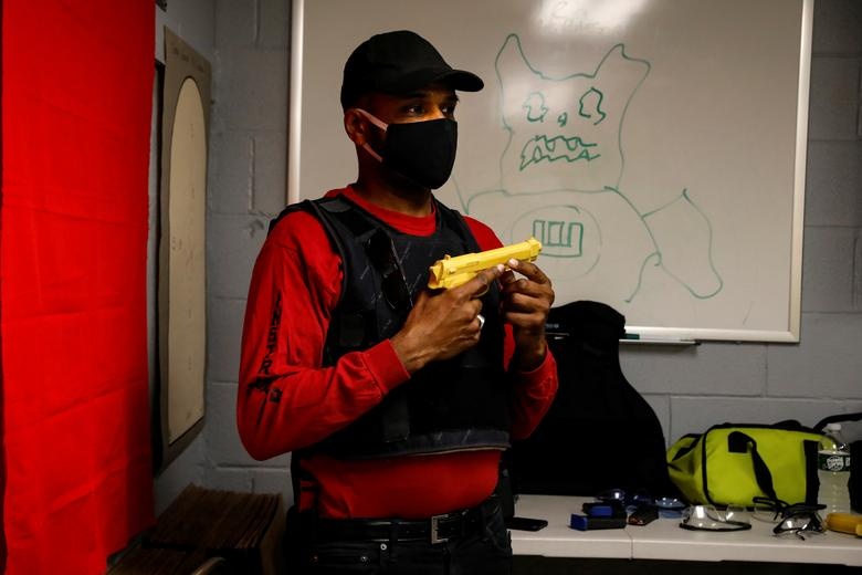 Nguoi My goc Phi do xo di hoc ban sung anh 2