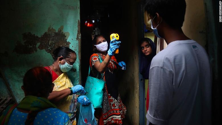 57% cu dan co khang the, khu o chuot Mumbai dat mien dich cong dong? hinh anh