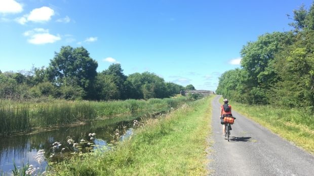 Nguoi phu nu goc Hoa bi nhom thanh nien day xuong kenh o Ireland hinh anh