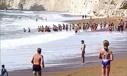 Hang chuc nguoi nam tay cuu nan nhan duoi nuoc tren bien hinh anh