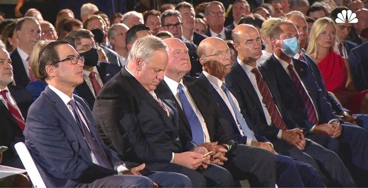 Nguoi duy nhat trong noi cac Tong thong Trump deo khau trang hinh anh