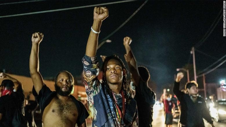 Nguoi dan ong da den bi cong tay du trung 7 phat dan anh 2