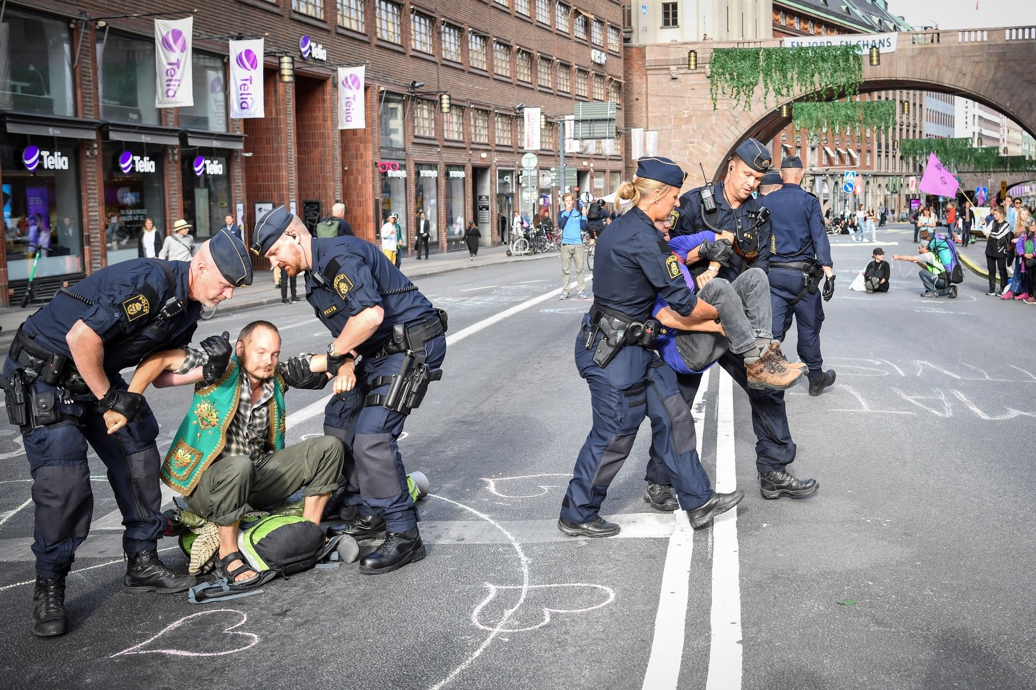 bieu tinh chong bien doi khi hau anh 2
