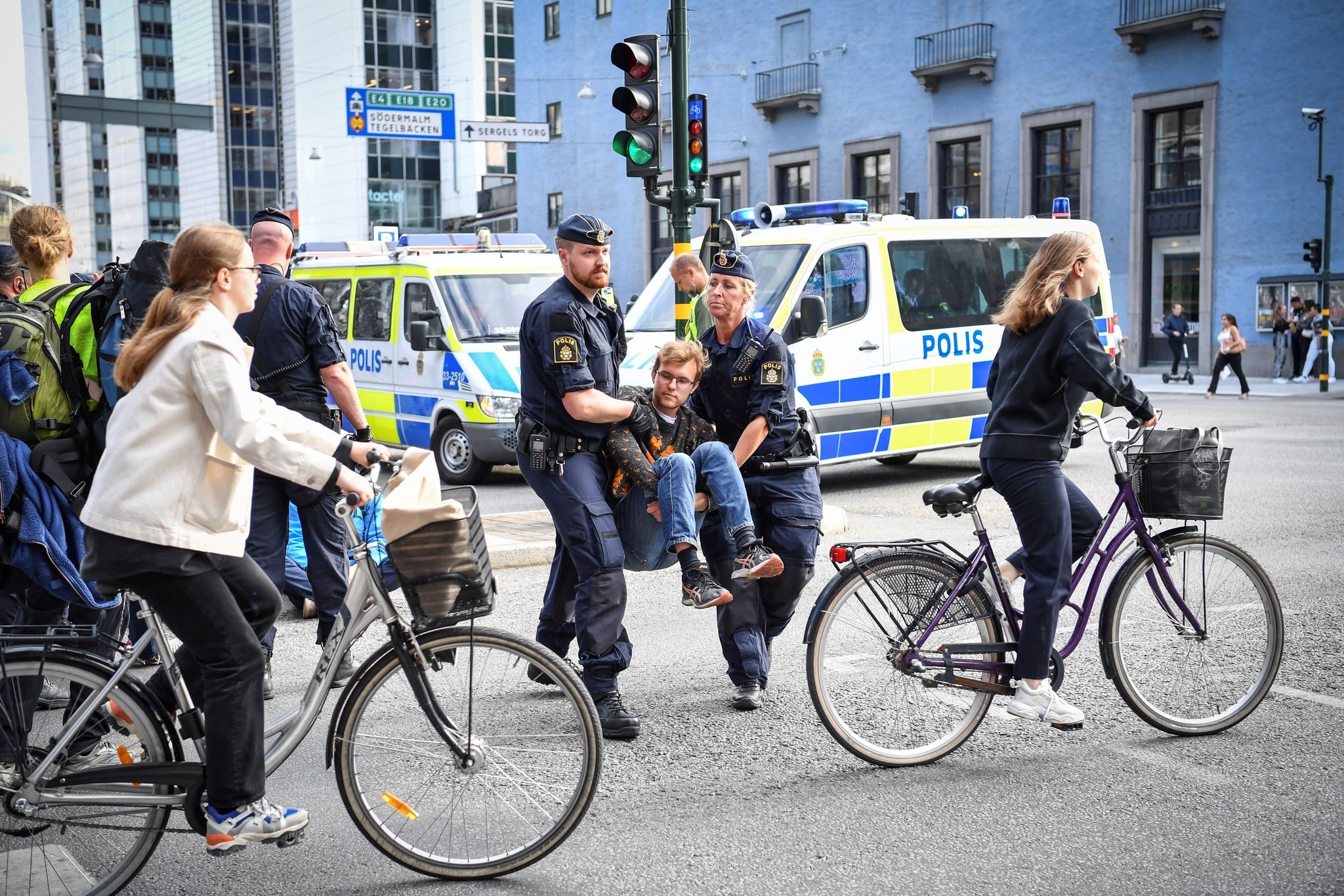 bieu tinh chong bien doi khi hau anh 9