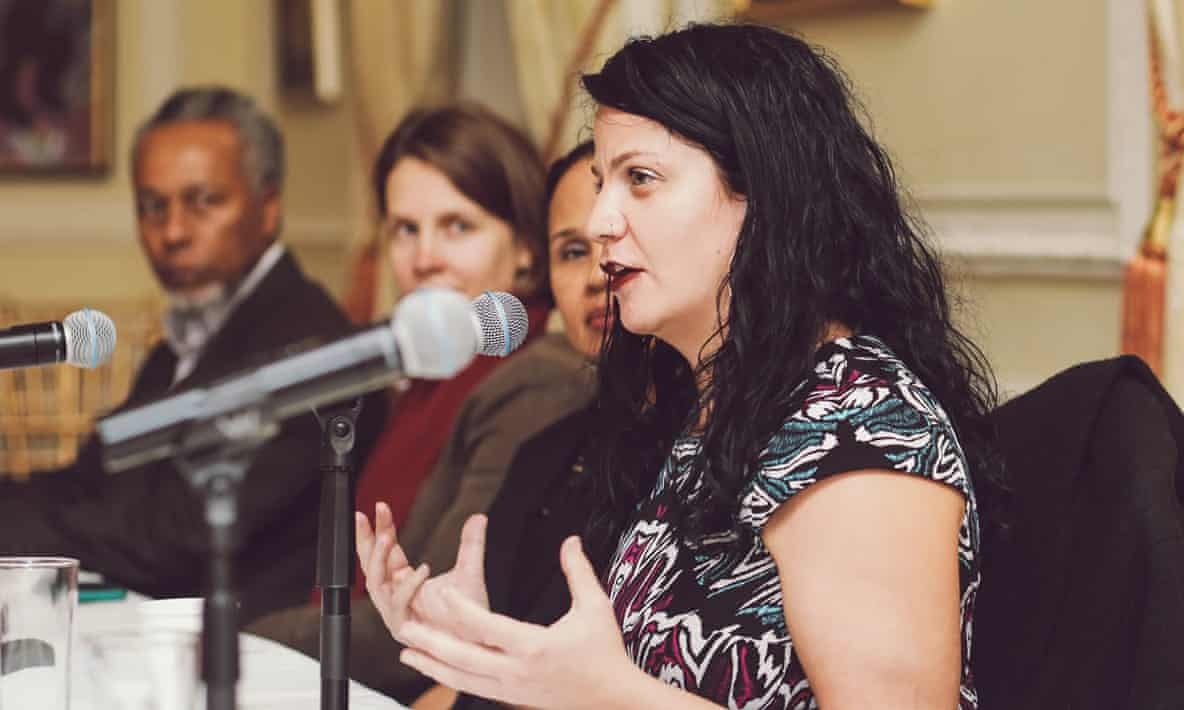 Giao su dai hoc bi dieu tra vi khai bao sai chung toc anh 2