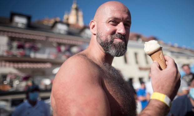 Nguoi dan ong Ao tiep tuc pha ky luc ngam minh trong nuoc da anh 2