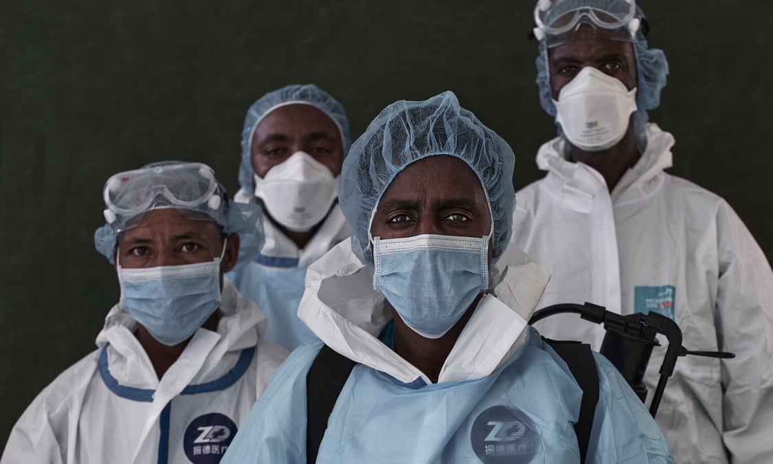 Bac si Ethiopia ho hap nhan tao cuu song benh nhan Covid-19 hinh anh