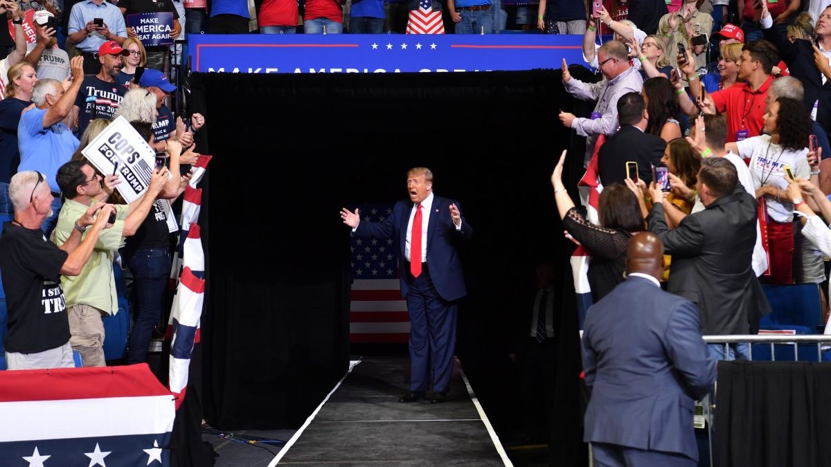 Ong Trump lan dau van dong tranh cu trong nha sau 3 thang hinh anh