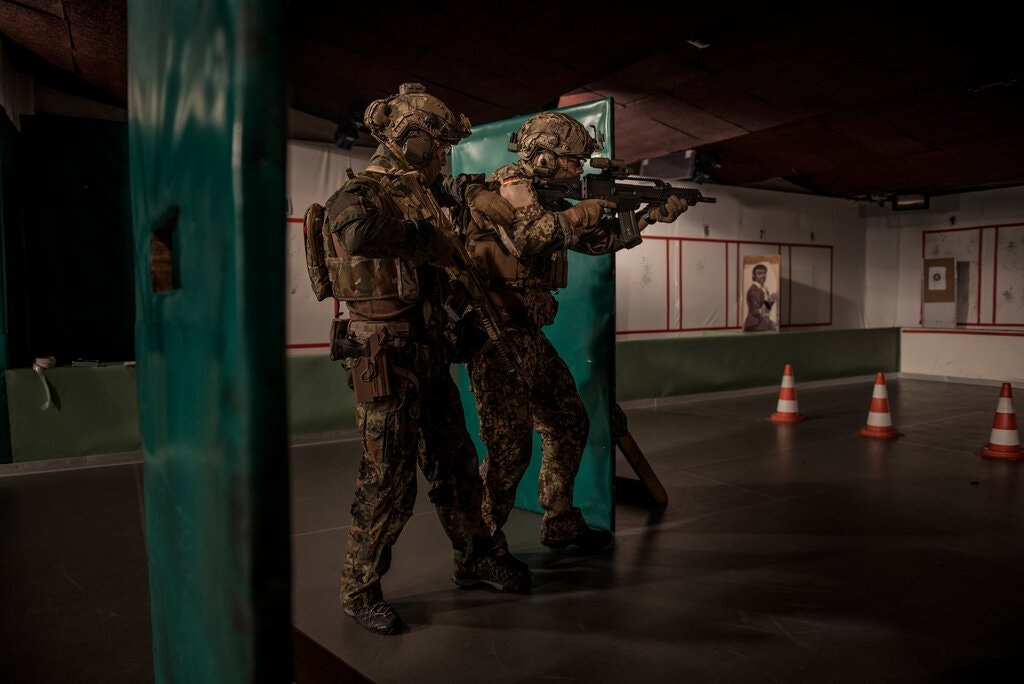 Dinh chi 29 si quan Duc vi chia se hinh anh ve trum phat xit Hitler anh 2