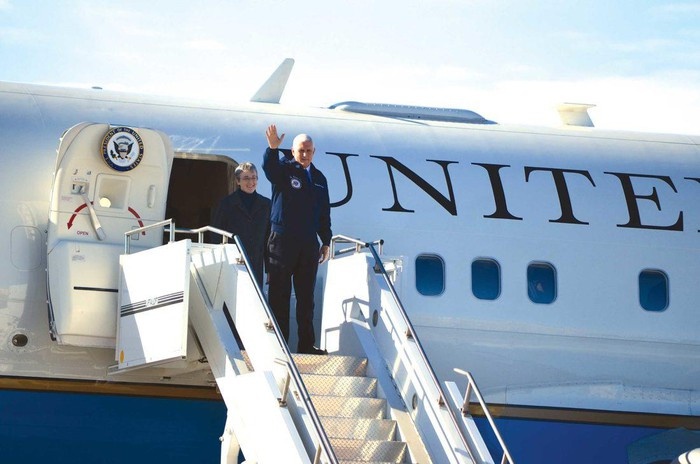 May bay cho pho tong thong My phai ha canh khan cap hinh anh