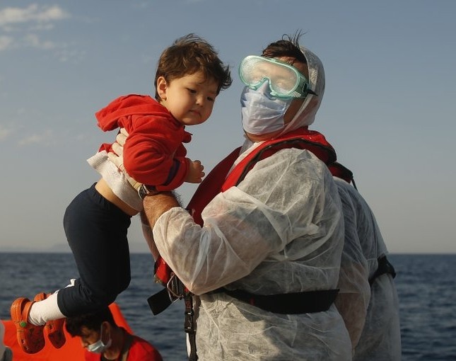 Hang loat nguoi di cu bi Hy Lap gui tra ve dai duong hinh anh