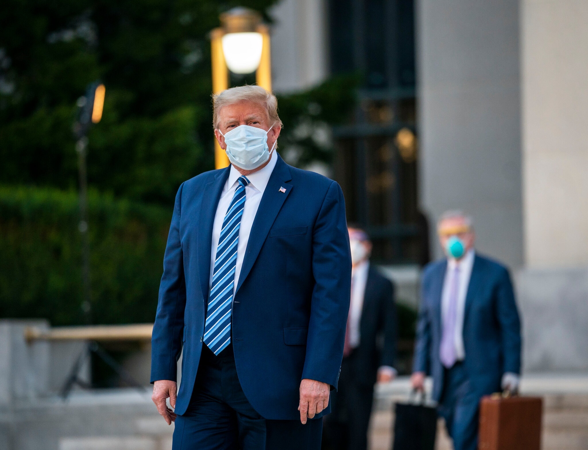 Ong Trump hoan thanh viec dieu tri, sap xuat hien truoc cong chung hinh anh