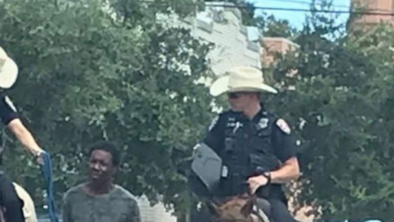 Bi canh sat cot day dat di, nguoi da den doi boi thuong 1 trieu USD hinh anh