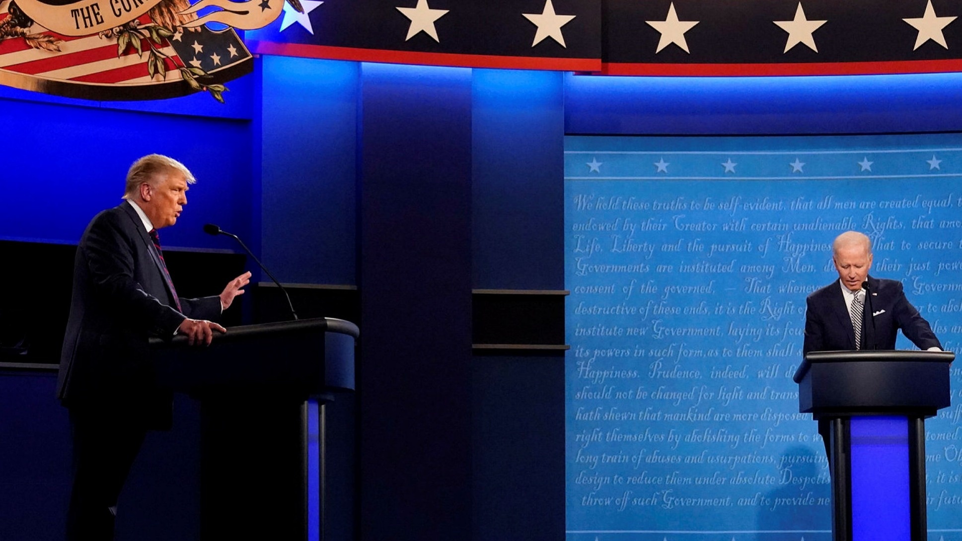 Tong thong Trump bi doi thu Biden dan truoc 17 diem hinh anh