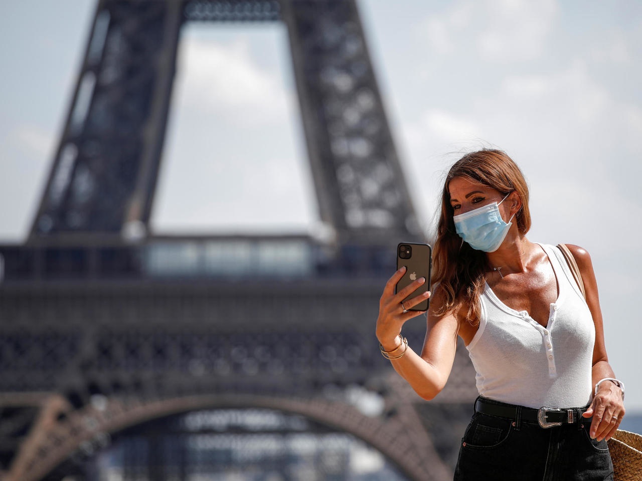 Phap ap lenh gioi nghiem voi 20 trieu nguoi hinh anh