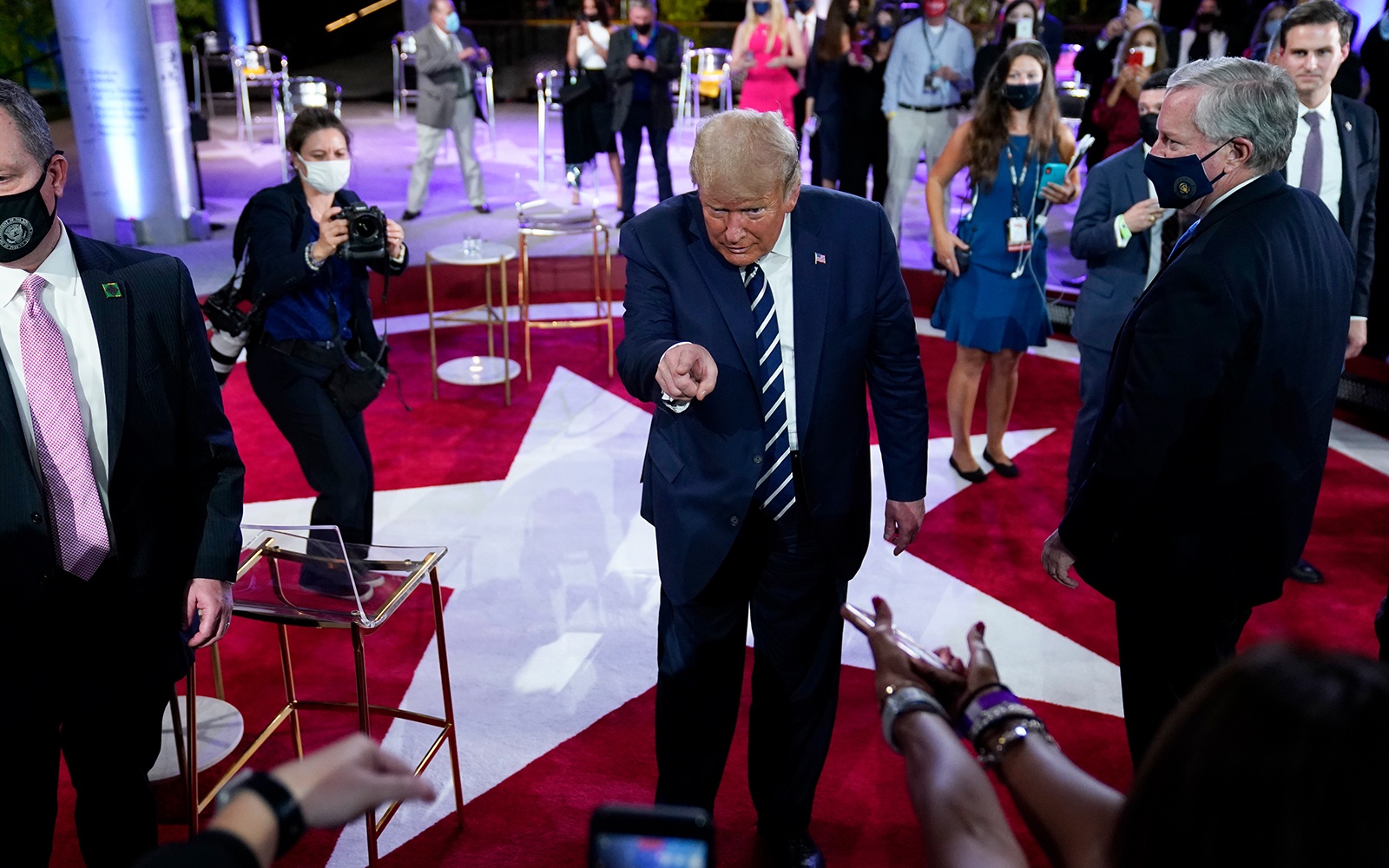 Nguoi phu nu gay chu y phia sau ong Trump trong buoi gap go cu tri hinh anh