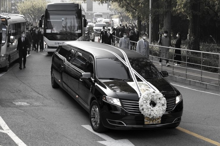 Cong nhan roi nuoc mat trong le tang co chu tich Samsung hinh anh