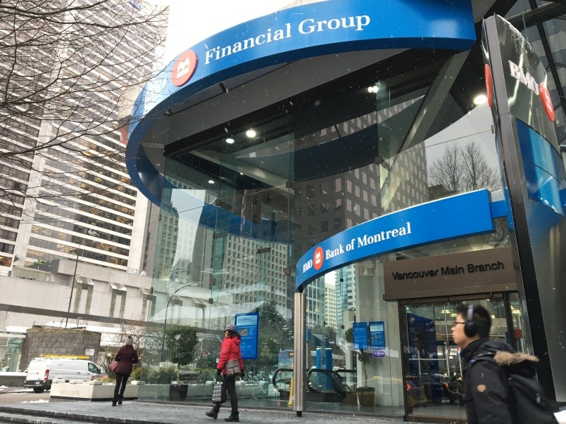 Tho dan va chau gai bi bat khi di mo tai khoan ngan hang hinh anh