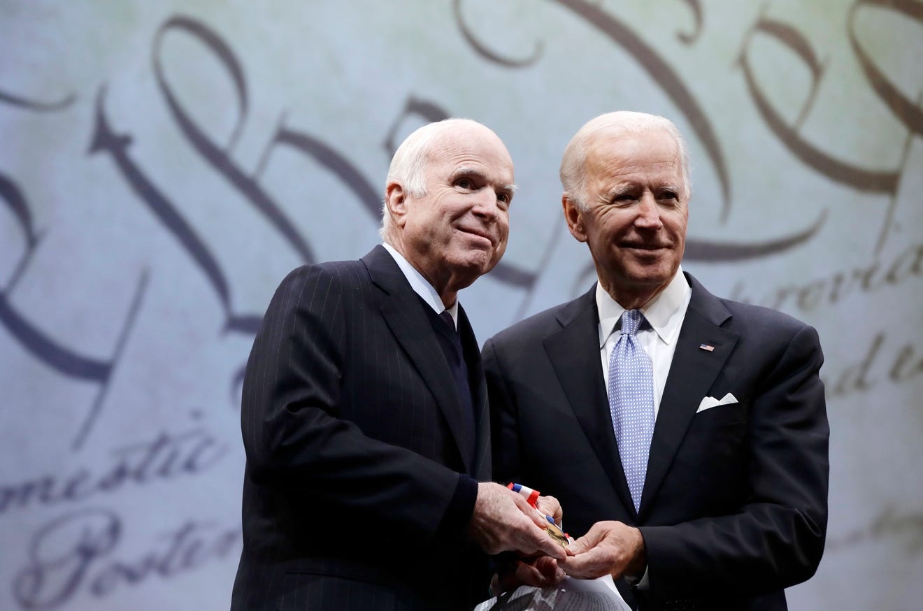 Vo ong John McCain: 'Chong toi se rat vui khi ong Biden chien thang' hinh anh